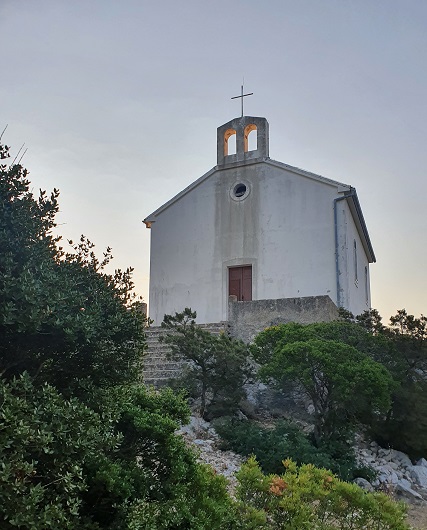 kostelík na vrcholu ostrova Ist