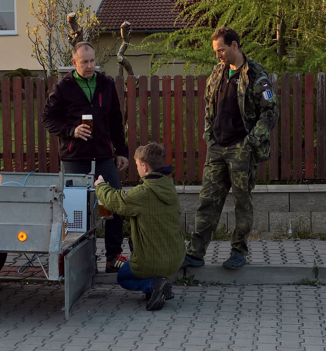 strojník v akci pod dozorem statných ošetřovatelů